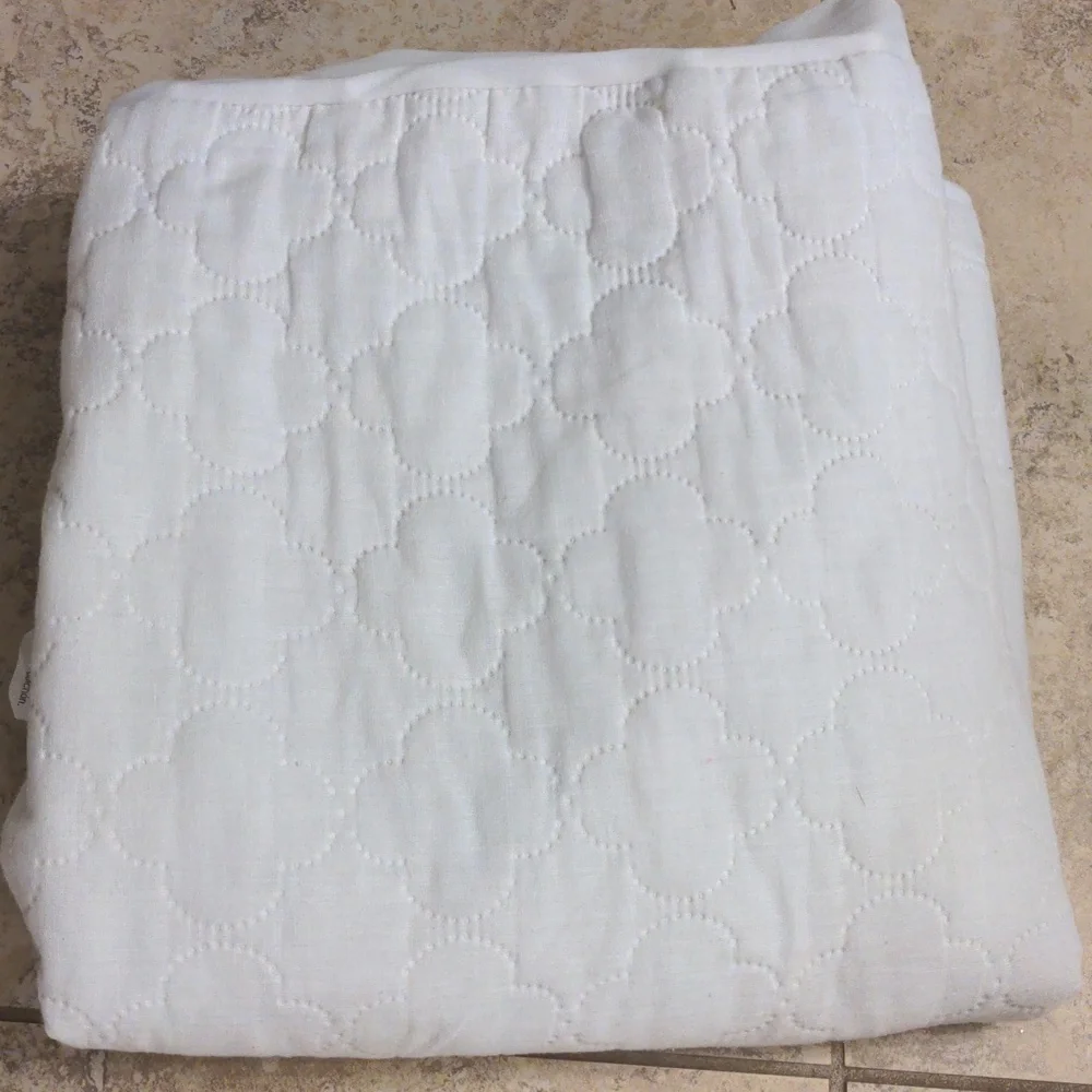 Waterproof crib mattress protector